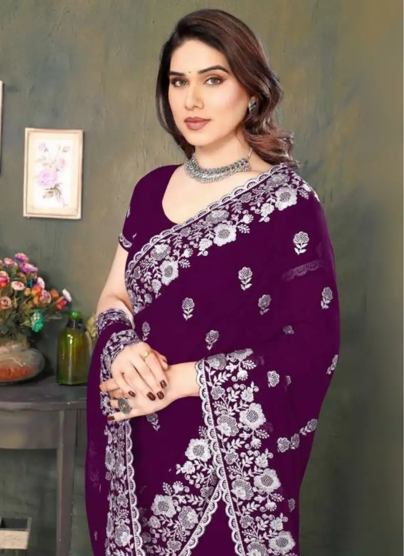 এক্সক্লুসিভ ইন্ডিয়ান ওয়েটলেস জর্জেট গাঢ় বেগুনি এমব্রয়ডারি এবং স্টোন করা পার্টি শাড়ি - Image 2